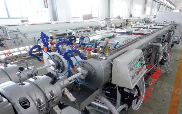 What is the principle of the extrusion machine and the structure of each section?